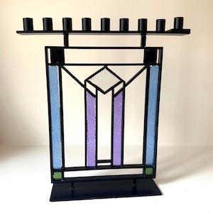Hanoucca moderne en métal de couleur noire Menorah Chanukia Hanoucca avec vitrail conçu par David Klass pour Alef Judaica