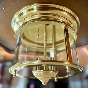 Vintage verzonken plafondlamp, gepolijst messing en helderglazen bol