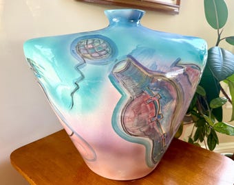 Grand vase cubiste peint à la main Harris CIES de 16 po. de hauteur de l'époque de Memphis, pastel signé et daté Studio Art, vase en poterie, collection 1990