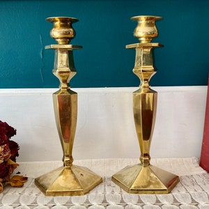 Un hermoso par de grandes candelabros victorianos victorianos de latón sólido vintage Candelabros 10 "Soportes para velas de Shabat