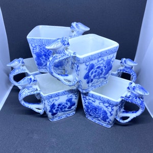 A Set Of 5 Blue And White Asian Tea Cups Serpent Handles LIS8