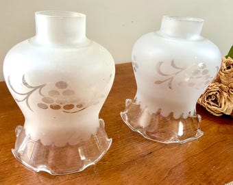 Vintage Vintage Pair Of Frosted And Clear Wheel-cut Etched Lampshades Grapevine Pattern Mid Century Lighting Victorian 1.5” Fitter Ruffled