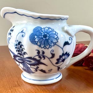 Blaue Donaublaue Zwiebel Meissen Vintage 8 Unzen Milchkännchen, Made in Japan, Porzellan Blumenmotiv