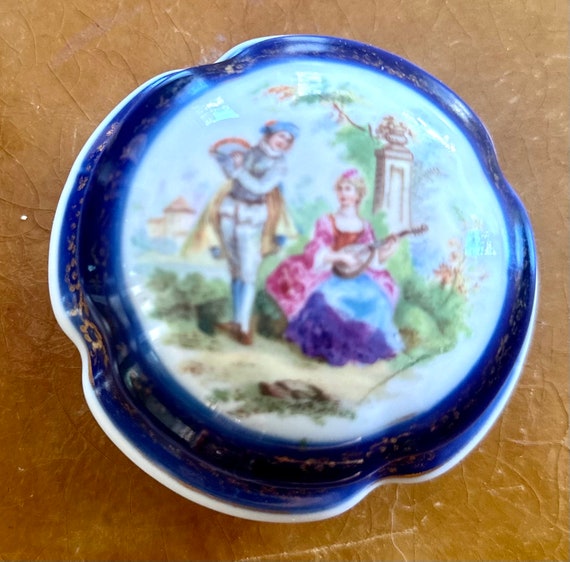 Porcelain Round Lidded Footed Trinket Box Jewelry… - image 2