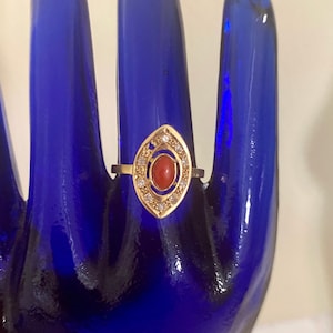 Stary europejski pierścionek z żółtego złota 18K Art Deco z koralem i diamentami TG19