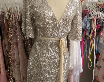 パーティードレス GANISONG Gold Button Wrap Dress Beige DHgate.com:Gold Sequins One-Shoulder Hip Wrap Dress for
