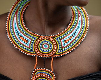 Collier de perles africaines | Collier en cuir | Collier décoratif | Pièce unique | Collier multicolore | Collier pour femme | Cadeau pour elle | En solde