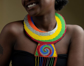 Collier de perles africaines | Collier en cuir | Collier décoratif | Pièce unique | Collier multicolore | Collier pour femme | Cadeau pour elle | En solde
