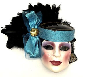 狂騒の20年代の女性の彫刻された美しい顔と頭飾りサンフランシスコの