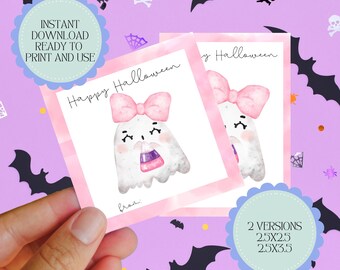 Pode incluir: Dois cartões de Halloween com moldura rosa com uma linda ilustração de fantasma usando um laço rosa e segurando doces. Os cartões dizem "Happy Halloween" e "Download instantâneo pronto para imprimir e usar". O fundo é roxo com decorações de Halloween.
