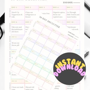 Könnte beinhalten: Eine druckbare 30-Tage-Entrümpelungs-Checkliste mit einem rosa-blauen Farbschema. Die Checkliste ist in 30 Tage unterteilt, wobei jeder Tag eine andere Entrümpelungsaufgabe hat. Zu den Aufgaben gehören das Aufräumen der Küche, das Organisieren von Gewürzen, das Aufräumen von Kleidung und mehr.