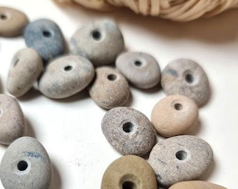 Gebohrte Kieselsteine von der lettischen Ostseeküste, Kieselsteine mit Loch für Halsketten und Armbänder