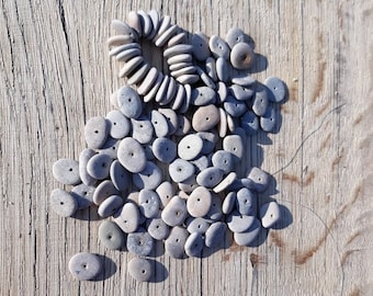 Gebohrte Kieselsteine (100 Stück) von der lettischen Ostseeküste, flache Kieselsteine mit Loch für Halsketten und Armbänder