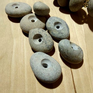 Gobohrte Kieselsteine von der lettischen Ostseeküste (30 Stück), Kieselsteine mit Loch für Halsketten und Armbänder