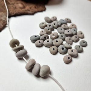 Ciottoli forati dalla costa baltica lettone, ciottoli con foro per collane e braccialetti