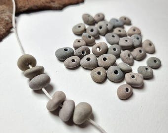 Gebohrte Kieselsteine von der lettischen Ostseeküste, Kieselsteine mit Loch für Halsketten und Armbänder