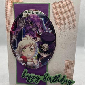 Puede incluir: Una tarjeta de cumpleaños morada y verde con una imagen de dibujos animados de un personaje femenino con una espada y un monstruo. La tarjeta dice "feliz cumpleaños" en letras verdes.