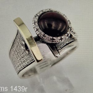 Anillo artístico de granate con oro y plata de ley (ms 1439r)