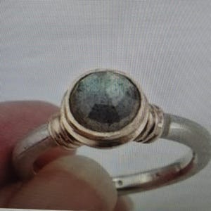 Anillo de labradorita en plata esterlina y oro amarillo de 9 quilates en cualquier tamaño