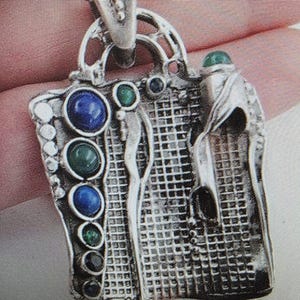 Colgante artesanal de plata de ley con piedras mixtas (H 425DO)