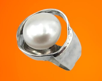 Solid sterling silver, and a Big round Natural White pearl gemstone.