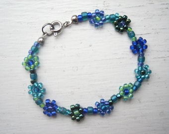 Daisy chain bracelet, delicate flower bracelet, beaded floral, blue green purple, bead woven flower, Boho hippie, modern hippie, colourful