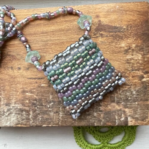 Collier pochette amulette en perles, pendentif tressé en perles, petite trousse à pharmacie faite main