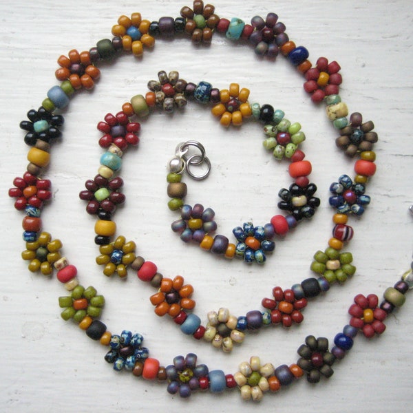 Daisy chain necklace, earthy colourful, seed bead necklace, layering flower chain, bead woven, beaded necklace, short floral, Boho hippie