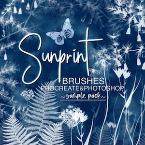 Pode incluir: Gráfico de arte digital com fundo azul escuro com ilustrações botânicas brancas e borboletas. O texto "Sunprint" é escrito em uma fonte estilizada, com as palavras "BRUSHES PROCREATE & PHOTOSHOP" abaixo. As palavras "~sample pack~" também estão incluídas.