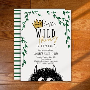 Puede incluir: Una invitaci&oacute;n blanca con enredaderas verdes y una corona dorada. El texto dice "Our Little Wild Thing is Turning 1". La invitaci&oacute;n es para el primer cumplea&ntilde;os de Samuel. La fecha, la hora, la ubicaci&oacute;n y la informaci&oacute;n de RSVP est&aacute;n incluidas. Una ilustraci&oacute;n en blanco y negro de un monstruo est&aacute; en la parte inferior de la invitaci&oacute;n.