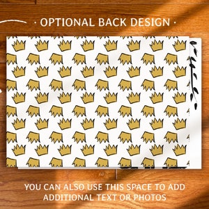Pode incluir: Um fundo branco com um padr&atilde;o repetido de coroas douradas. O texto "OPTIONAL BACK DESIGN." est&aacute; no topo da imagem. O texto "YOU CAN ALSO USE THIS SPACE TO ADD ADDITIONAL TEXT OR PHOTOS" est&aacute; na parte inferior da imagem.