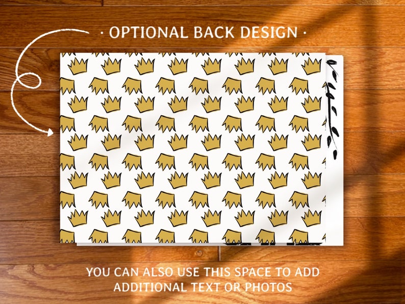 Pode incluir: Um fundo branco com um padr&atilde;o repetido de coroas douradas. O texto "OPTIONAL BACK DESIGN." est&aacute; no topo da imagem. O texto "YOU CAN ALSO USE THIS SPACE TO ADD ADDITIONAL TEXT OR PHOTOS" est&aacute; na parte inferior da imagem.