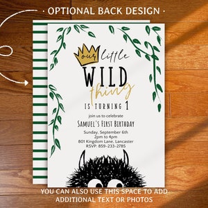 Puede incluir: Una invitaci&oacute;n blanca con enredaderas verdes y una corona dorada. El texto dice "Nuestro peque&ntilde;o salvaje est&aacute; cumpliendo 1 a&ntilde;o". La invitaci&oacute;n es para el primer cumplea&ntilde;os de Samuel. La parte posterior de la invitaci&oacute;n tiene rayas verdes y blancas.