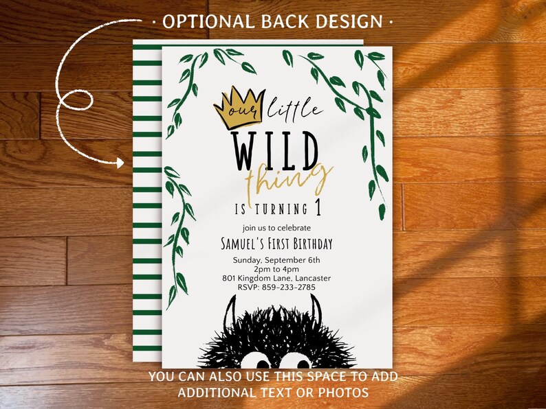 Puede incluir: Una invitaci&oacute;n blanca con enredaderas verdes y una corona dorada. El texto dice "Nuestro peque&ntilde;o salvaje est&aacute; cumpliendo 1 a&ntilde;o". La invitaci&oacute;n es para el primer cumplea&ntilde;os de Samuel. La parte posterior de la invitaci&oacute;n tiene rayas verdes y blancas.