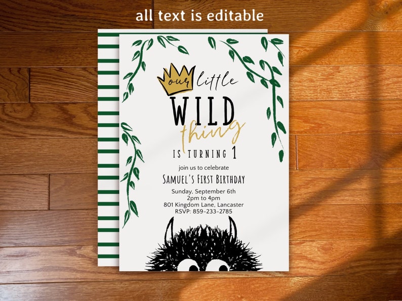 Puede incluir: Una tarjeta de invitaci&oacute;n blanca con enredaderas verdes y una corona dorada. El texto dice "Nuestro peque&ntilde;o WILD thing cumple 1 a&ntilde;o". Tambi&eacute;n incluye los detalles de la fiesta del primer cumplea&ntilde;os de Samuel, incluyendo la fecha, la hora, la ubicaci&oacute;n y la informaci&oacute;n de RSVP.