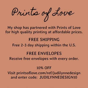 Puede incluir: Un anuncio de texto para Prints of Love, un servicio de impresi&oacute;n. El anuncio indica que la tienda ofrece env&iacute;o gratuito y sobres con cada pedido, y un descuento del 10% con el c&oacute;digo JUDILYNNEDESIGN10.