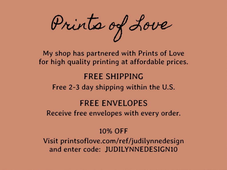 Puede incluir: Un anuncio de texto para Prints of Love, un servicio de impresi&oacute;n. El anuncio indica que la tienda ofrece env&iacute;o gratuito y sobres con cada pedido, y un descuento del 10% con el c&oacute;digo JUDILYNNEDESIGN10.