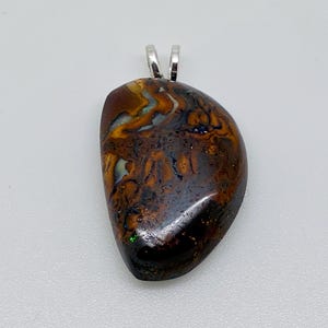 Wisiorek z naturalnego australijskiego opalu Boulder Opalton ze srebra próby 925 o masie 17,7 ct