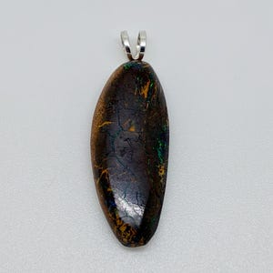 Wisiorek z naturalnego australijskiego opalu Boulder Opalton ze srebra próby 925 o masie 12,2 ct