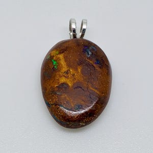 Wisiorek z naturalnego australijskiego opalu Boulder Opalton ze srebra próby 925 o masie 8,2 ct