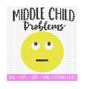 Könnte beinhalten: Ein gelbes Smiley-Gesicht mit großen Augen und einem geraden Mund. Der Text "MIDDLE CHILD PROBLEMS" befindet sich über dem Smiley-Gesicht.