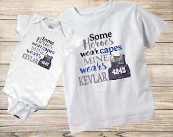 Baby Police LEO camicia Body "Alcuni eroi indossare Capes, Mine Wears Kevlar" (o si può scegliere di dire "un distintivo" invece regalo doccia bambino