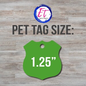 Pu&ograve; includere: Un'etichetta per animali domestici di forma a scudo verde con un diametro di 1,25 pollici. L'etichetta ha un foro per un anello o una catena.