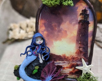 Ornament / Magnet blue mermaid on her rock and her lighthouse - Fantasy diorama - Polymer clay chibi- Wooden support