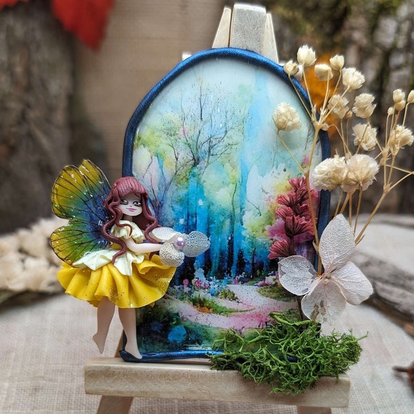 Décoration/ Magnet fée papillon jaune et sa forêt enchanté, Diorama fantaisie, Chibi en pâte polymère - Support en bois