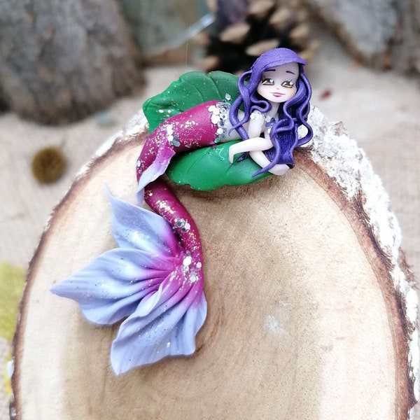 Broche sirène rouge et lavande et à la chevelure violette dans une algue - Chibi en pâte polymère / fimo