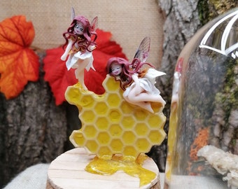 Tiny bee fairy hive under a glass dome - Polymer clay Diorama - Fantasy Ornament -  Decoration for living room or child / baby room