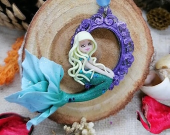 Tiny green mermaid with blonde hair on a purple cameo necklace - Polymer clay chibi / doll and resin support pendant, Fantasy / kawaii jewel