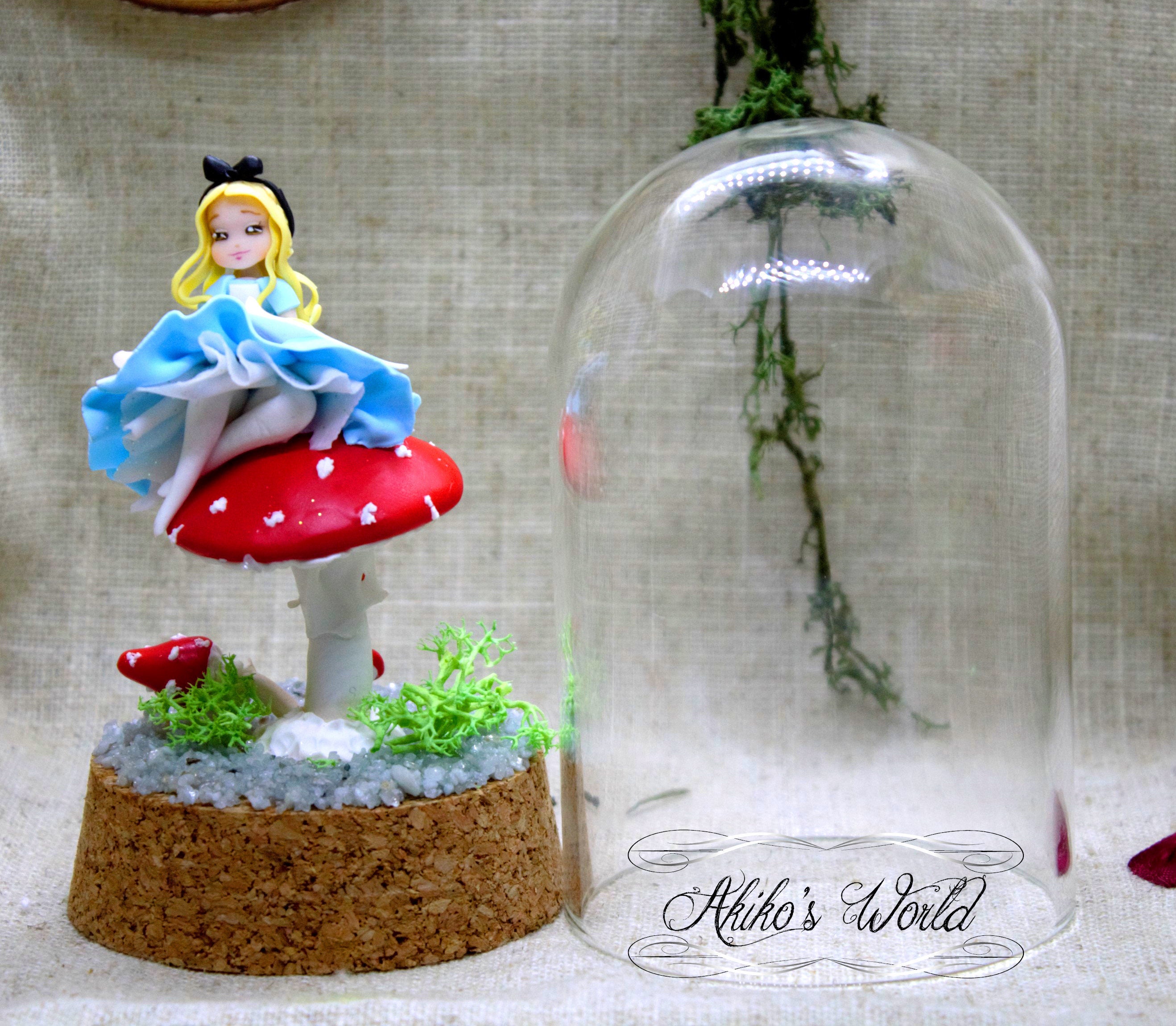 Custom - Petite Alice Assise sur Un Champignon Sous Une Cloche en Verre Décoration Faite Main Pâte P