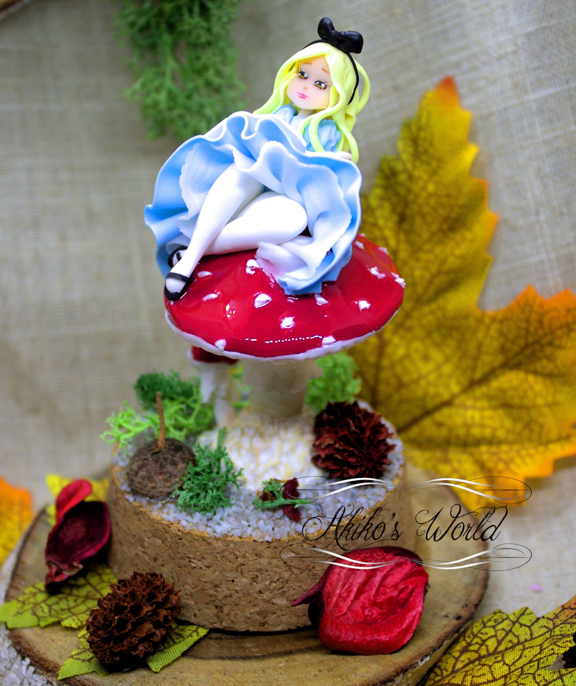 Bulle de Rêve - Petite Alice Assise sur Un Champignon Sous Une Cloche en Verre Décoration Faite Main